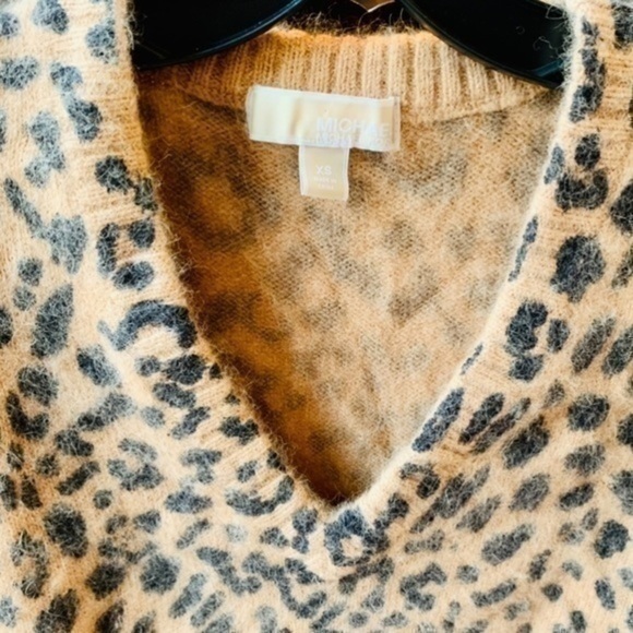 ✨✨Michael Kors Angora V-Neck Leopard Print Fuzzy Sweater ✨XS✨ - Picture 4 of 6